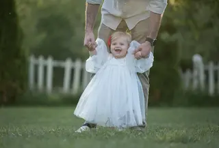 Latte Papa adalah sebutan untuk ayah modern yang terlibat aktif merawat dan mendampingi anak, sekaligus menunjukkan peran ayah yang hangat dan suportif. (Foto: DoniShala/Pixabay)