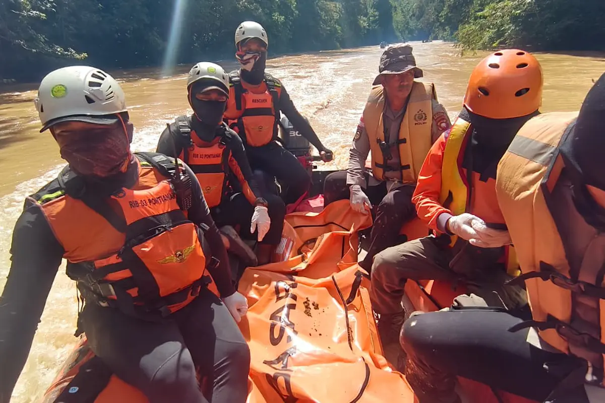Tim SAR Gabungan mengevakuasi bocah usia enam tahun yang meninggal di Sungai Desa Seles Kabupaten Bengkayang, Kalimantan Barat.