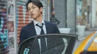 Pertama ada Yoon Hyun Woo, sekretaris setia keluarga chaebol dan anggota Future Assets Group. Dia ditugaskan menyembunyikan banyak skandal keluarga Grup Soonyang dan jauh dari mata publik. (Foto: Soompi)