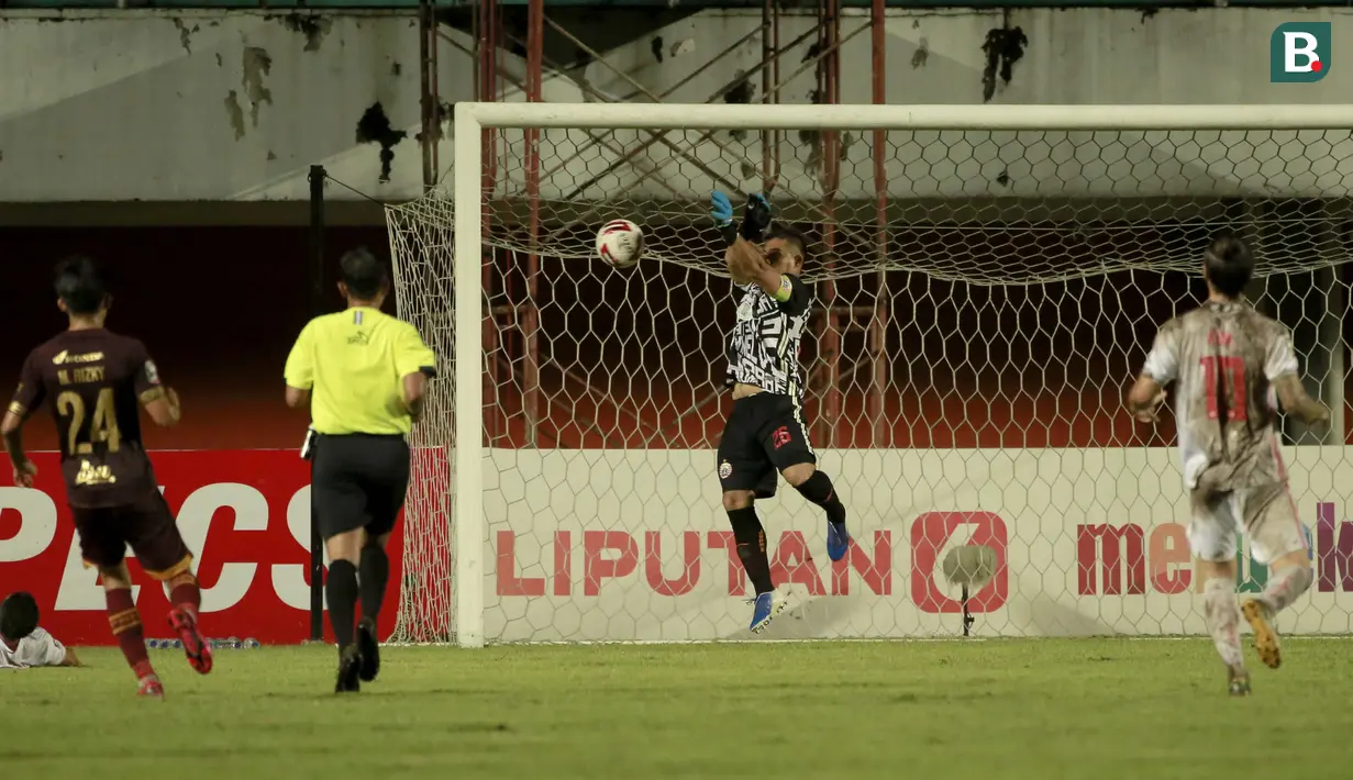 Andritany Ardhiyasa adalah kiper yang mampu membaca arah bola dengan baik. Namun, kiper berusia 29 tahun itu punya kelemahan dalam duel udara dan adu tendangan penalti. (Foto: Bola.com/Ikhwan Yanuar)