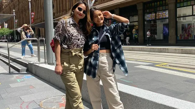 Sama-Sama di Australia, Ini 6 Momen Temu Kangen Acha Septriasa dan Amanda Rawles