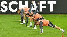 Pemain Jerman Joshua Kimmich (kiri), Serge Gnabry (tengah), dan Toni Kroos (kanan) saat sesi latihan jelang menghadapi Swiss pada pertandingan UEFA Nations League di Cologne, Jerman, Senin (12/10/2020). Jerman akan menghadapi Swiss pada Rabu (14/10/2020) dini hari WIB. (AP Photo/Martin Meissner)