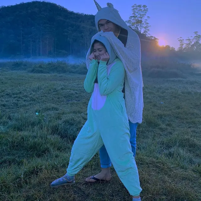 Makin Mesra, Ini 7 Momen Kebersamaan Ochi Rosdiana dan Rizky Djanbi
