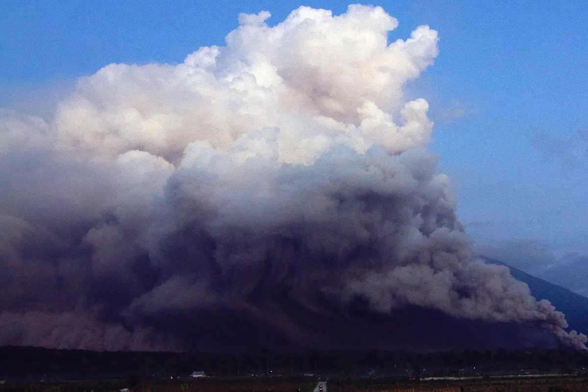 Gunung Semeru Erupsi, Muntahkan Material Vulkanik Setinggi 1.500 Meter