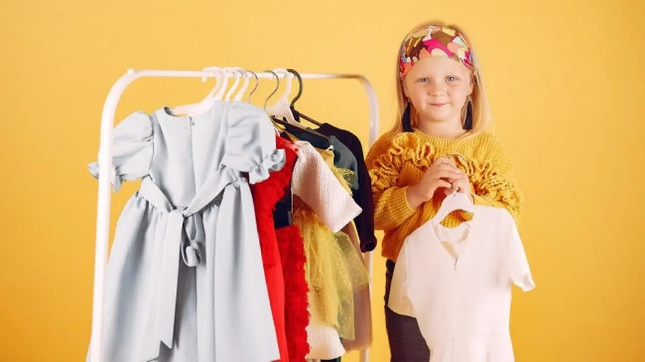 Ilustrasi Memilih Model Baju Anak Perempuan (Credit:  prostooleh/freepik)