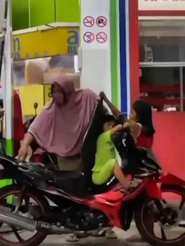 6 Potret Bocah Saat di Pom Bensin Ini Tingkahnya Bikin Senyum