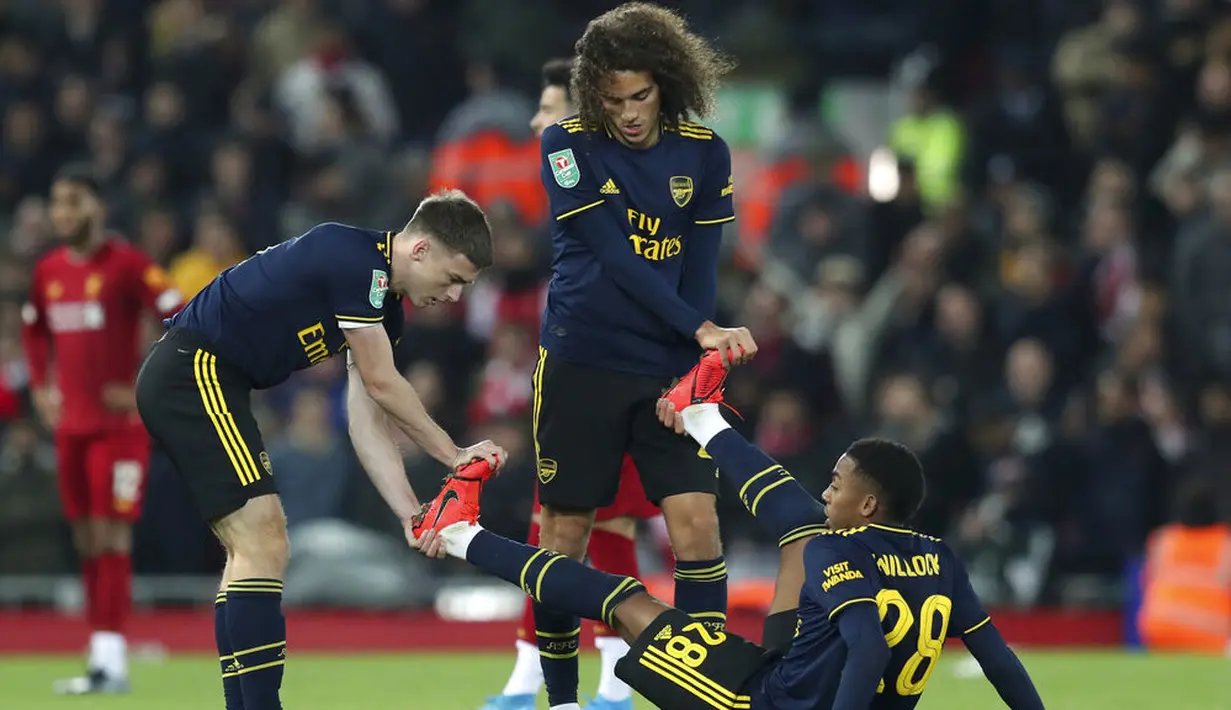 Pemain Arsenal, Joe Willock, terjatuh saat melawan Liverpool pada laga Piala Liga Inggris 2019 di Stadion Anfield, Rabu (30/10). Liverpool menang adu penalti atas Arsenal dengan skor 5-4. (AP/Jon Super)