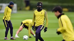 Gelandang Tottenham Hotspur, Dele Alli ambil bagian dalam sesi latihan di Tearham Hotspur's Enfield Training Centre, London, Selasa (6/3). Tottenham akan menghadapi Juventus pada leg kedua babak 16 besar Liga Champions. (GLYN KIRK/AFP)