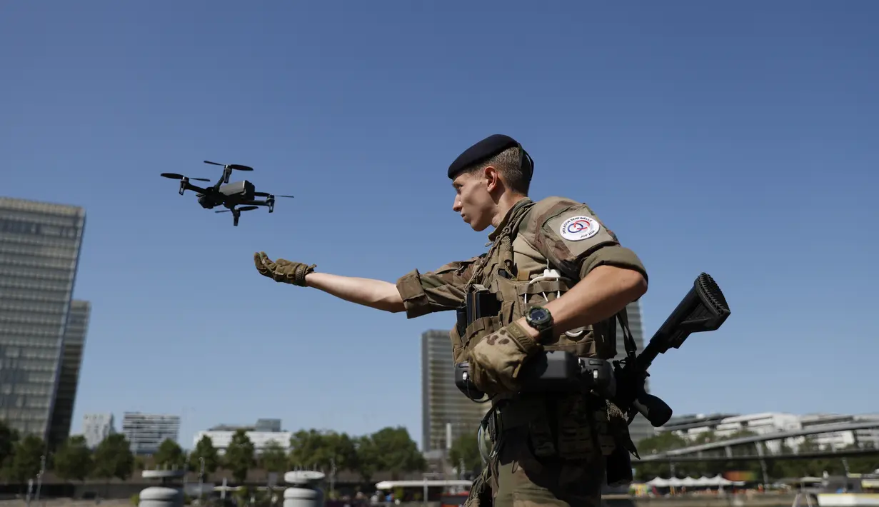 Militer “siap untuk menanggapi segala jenis ancaman” yang mungkin terjadi di bawah air, di atas air, di darat, atau di udara, demikian ungkap Kapten Quentin, yang memimpin satu kompi Demi-Brigade ke-13 Legiun Asing.