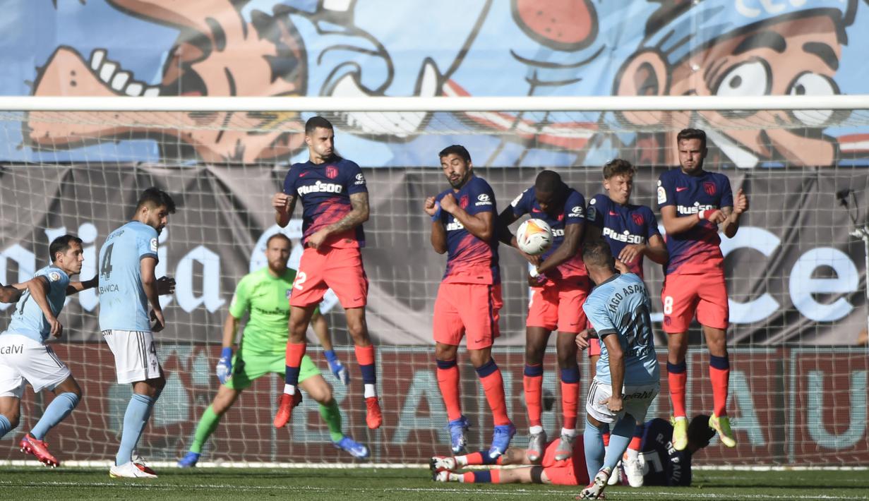 Akan tetapi, tim tamu Atletico akhirnya mampu menyegel kemenangan setelah Correa mencetak gol keduanya di laga ini pada menit ke-64, kali ini memanfaatkan assist dari Saul Niguez. (Foto: AFP/Miguel Riopa)