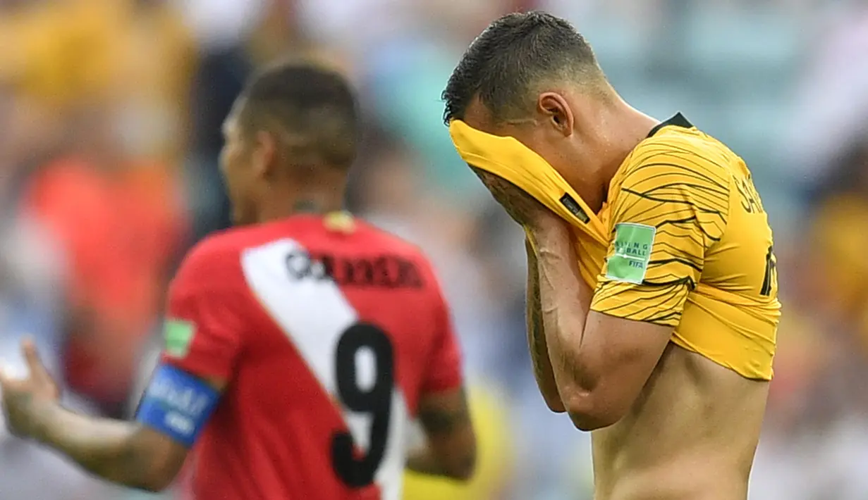 Bek Australia, Trent Sainsbury, tampak kecewa usai dikalahkan Peru pada laga grup C Piala Dunia di Stadion Fisht, Sochi, Selasa (26/6/2018). Peru menang 2-0 atas Australia. (AP/Martin Meissner)