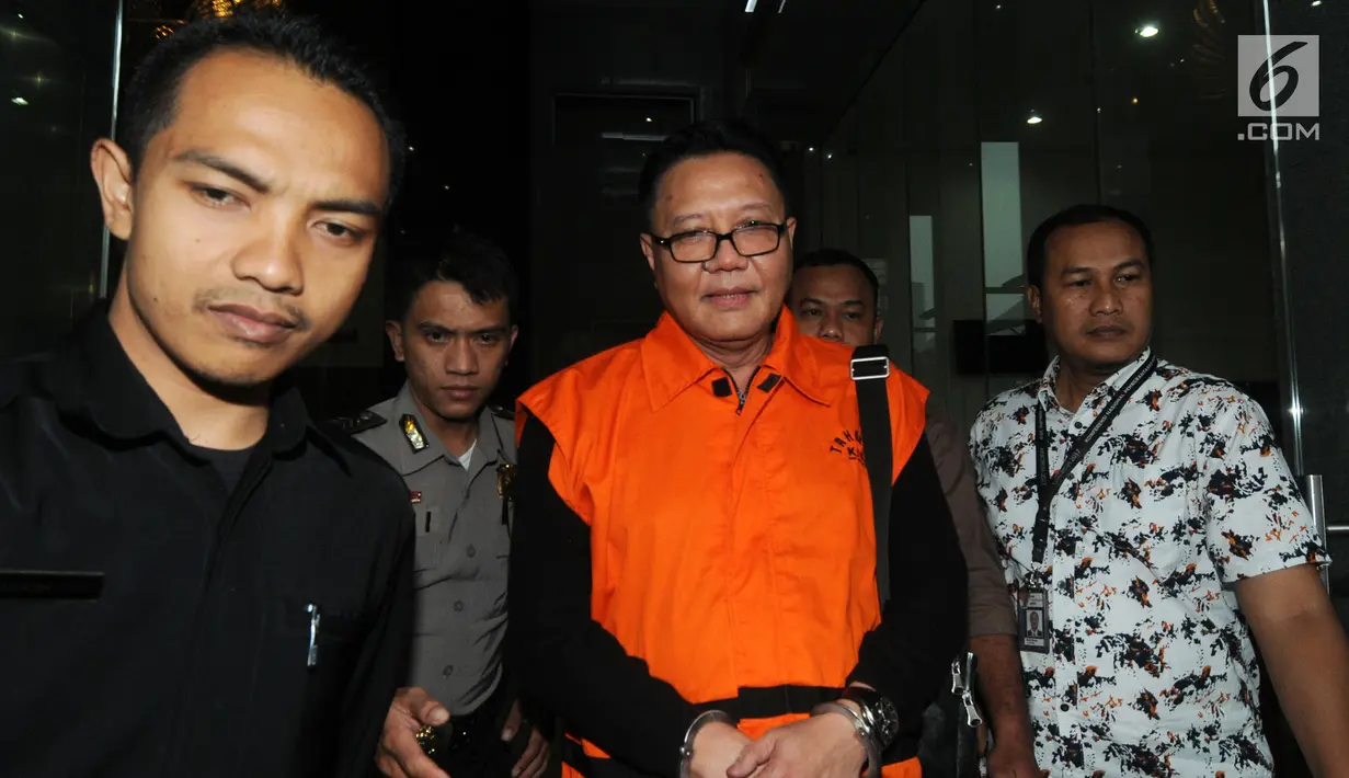 Anggota DPR F-PDIP, I Nyoman Dhamantra memakai rompi tahanan usai menjalani pemeriksaan di Gedung KPK, Jakarta, Jumat (9/8/2019). I Nyoman Dhamantra resmi ditahan bersama 5 tersangka terkait suap izin impor bawang putih dari Kementerian Pertanian dan SPI dari Kemendag. (merdeka.com/Dwi Narwoko)