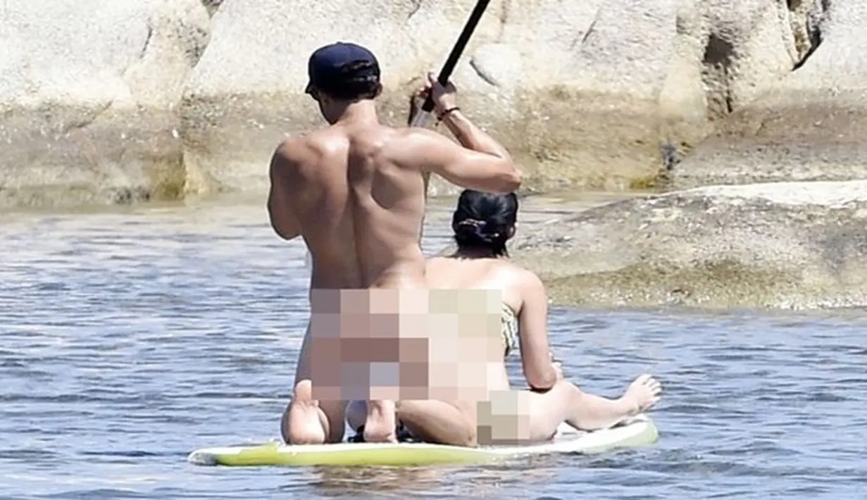 Memang kali ini sedang tren liburan artis-artis Hollywood sambil pamer tubuh alias bugil. Orlando Bloom, Justin Bieber dan Britney Spears salah satunya. (Dailymail/Bintang.com)