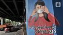 Kendaraan melintasi mural bertema protokol kesehatan Covid-19 yang menghiasi tiang pancang jalan tol di Jalan Ahmad Yani, Jakarta, Minggu (13/12/2020). Mural dibuat bertujuan mengajak masyarakat melawan pandemi Covid-19 dengan disiplin mematuhi protokol kesehatan. (merdeka.com/Iqbal S. Nugroho)