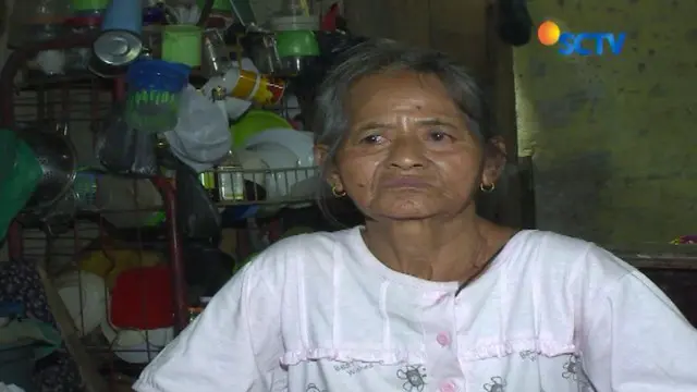 Untuk memenuhi kebutuhan sehari-hari, nenek Tarwiyah bekerja sebagai buruh cuci di sebuah rumah kost yang tak jauh dari tempat tinggalnya.