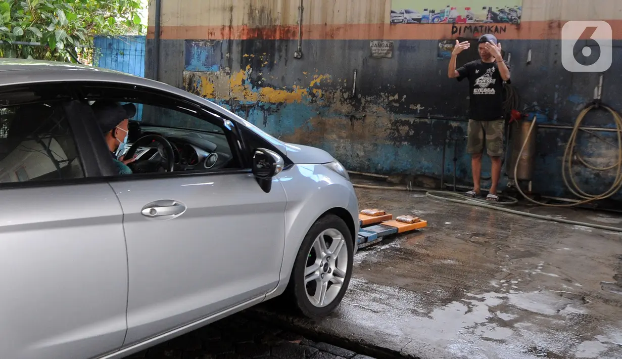 Karyawan penyandang tunarungu bekerja di Deaf Cafe and Car Wash di kawasan Cinere, Depok, Jawa Barat, Senin (27/9/2021). Seluruh karyawan di tempat ini melayani pelanggannya dengan bahasa isyarat yang bertujuan memberdayakan para penyandang tunarungu. (merdeka.com/Arie Basuki)