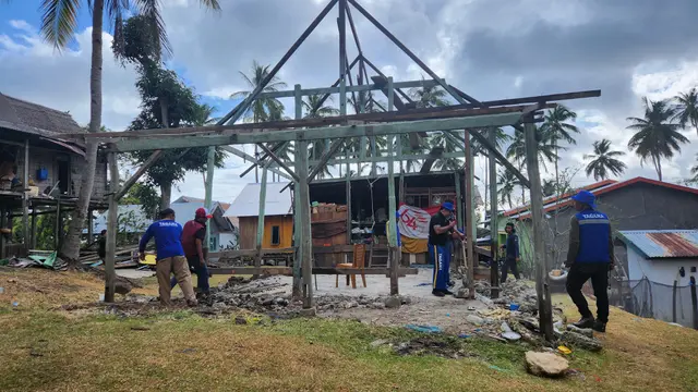 Sejumlah anggota membantu membangun rumah bantuan rumah sejahtera terpadu di Desa Binanga Sombaiya, Bontosikuyu, Selayar, Sulawesi Selatan. (Liputan6.com/Dicky Agung Prihanto)
