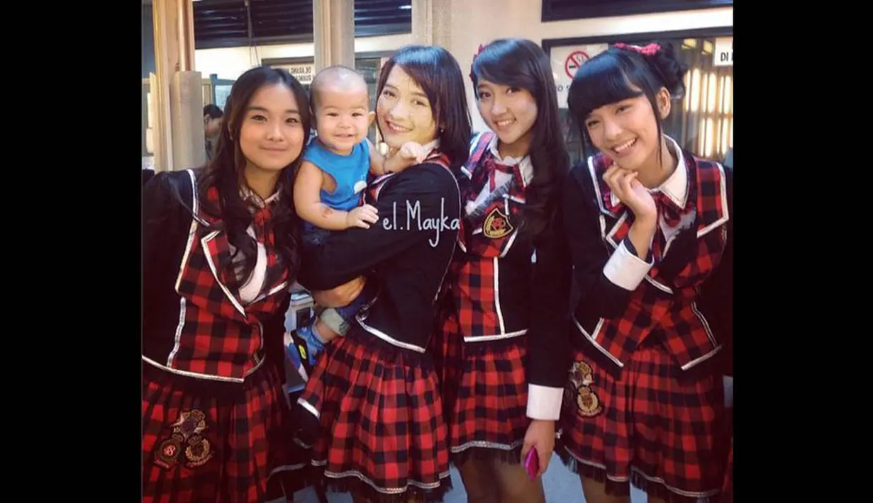 El-Mayka pun sempat berfoto dengan beberapa personel JKT48. (instagram.com/el.mayka)
