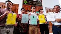 Tim kuasa hukum Novel Baswedan menunjukan piagam penghargaan yang dimiliki novel di PN Jakarta Selatan, Jumat (29/5/2015). Novel yang tidak hadir rencananya akan menyerahkan Piagam Penghargaannya selama bertugas di kepolisian. (Liputan6.com/Yoppy Renato)