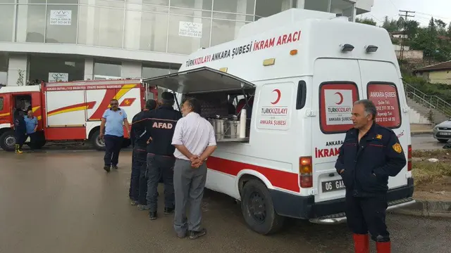 Warga Ankara, Turki yang terdampak banjir bandang (5/5) (sumber: Bulan Sabit Merah Turki via Twitter)