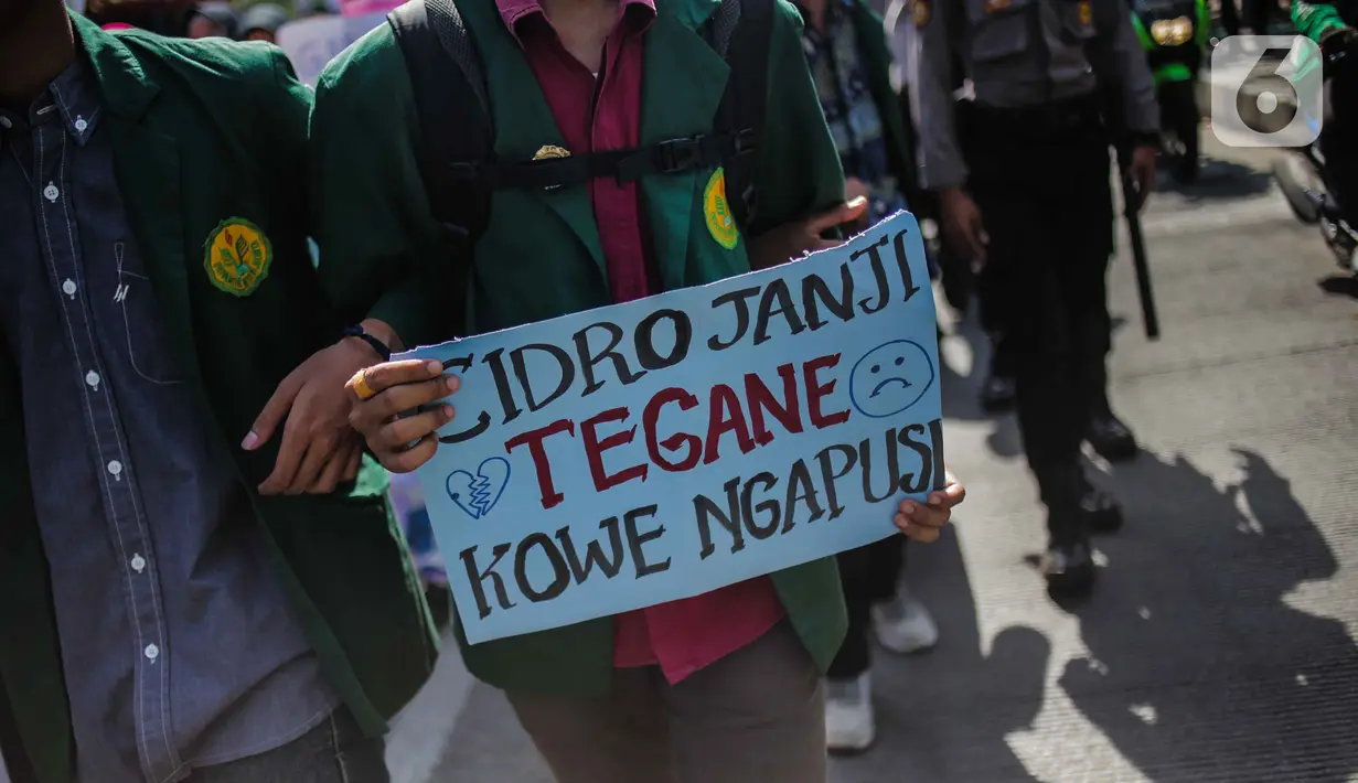 Massa mahasiswa dari BEM Seluruh Indonesia (SI) membawa poster dalam unjuk rasa di kawasan Patung Kuda, Jakarta, Senin (21/10/2019). Massa yang akan berunjuk rasa di depan Istana Merdeka tertahan di Patung Kuda karena terhalang kawat berduri yang dibentangkan. (Liputan6.com/Faizal Fanani)