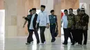 Presiden Joko Widodo atau Jokowi (kedua kiri) tiba untuk meninjau proses sterilisasi Masjid Istiqlal di Jakarta Pusat pada Jumat (13/3/2020) pagi. Proses sterilisasi ini dilakukan dalam rangka mencegah penularan virus corona Covid-19. (Liputan6.com/Faizal Fanani)