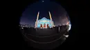 Masjid Al-Noor menyala dalam tampilan penuh warna pada Festival Cahaya Sharjah di Uni Emirat Arab pada 7 Februari 2020. Festival yang diselenggarakan setiap tahunan sudah memasuki tahun kesepuluh ini sukses memikat wisatawan lokal maupun asing. (Photo by GIUSEPPE CACACE / AFP)