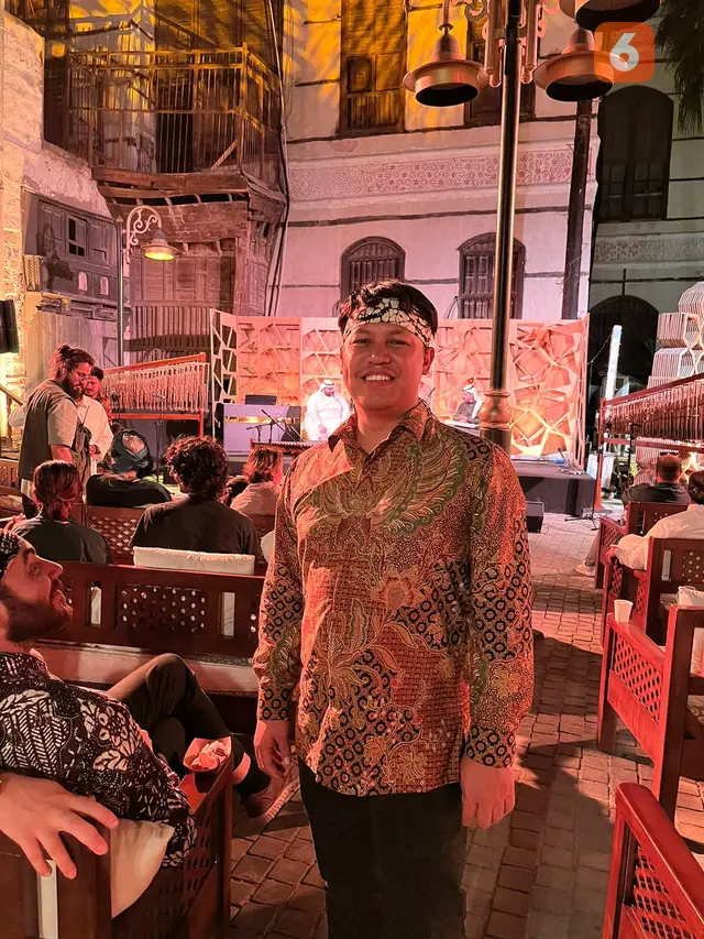 Sosok Andika Perbawa, Pemimping Angklung Ensemble Lulusan Doktoral KAUST yang Sekarang Berprofesi Sebagai Peneliti Kebumian. Dia Dipercaya Menjadi Konduktor Sejak 2017 (Foto: Dokumen Pribadi)