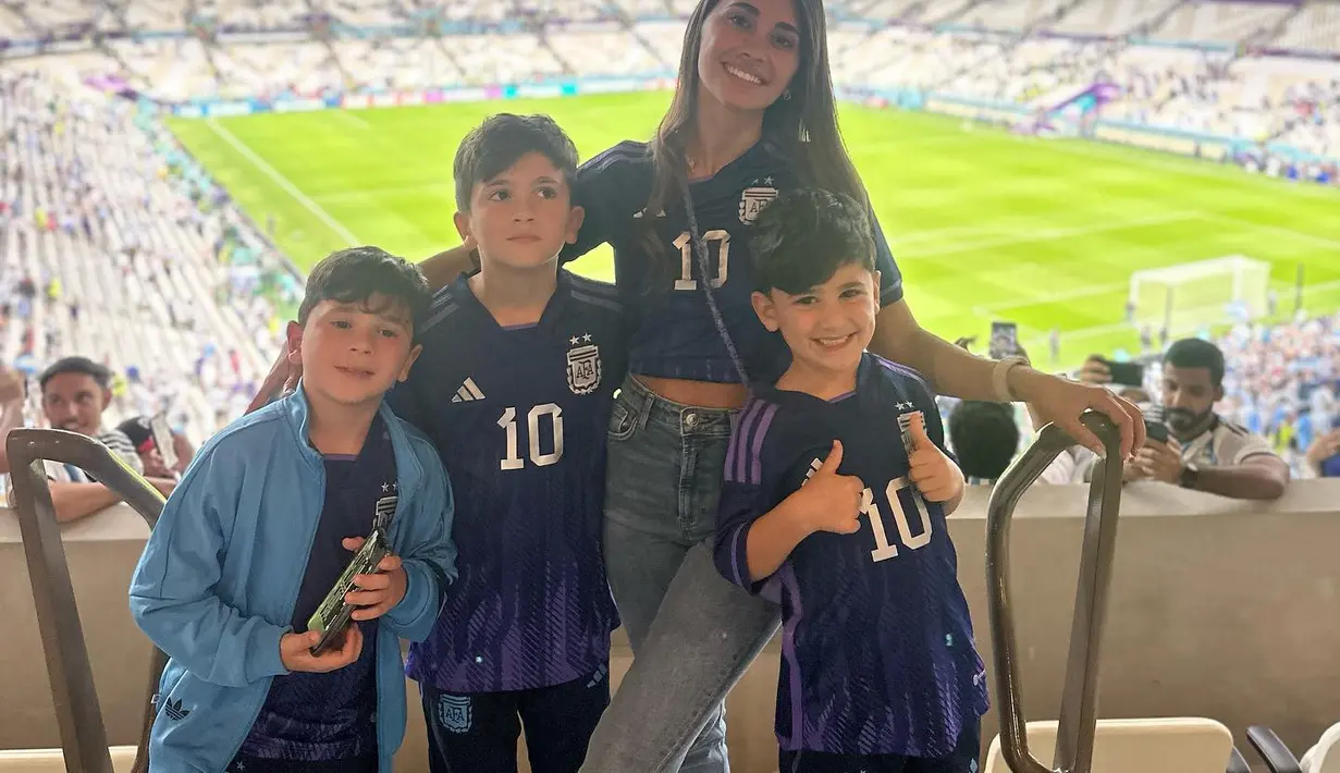 Gaya simple dan seksi juga diaplikasikan istri Lionel Messi Antonella Rocuzzo yang nonton piala dunia bareng tiga putranya Thiago, Mateo, dan Ciro. 
[@antonelaroccuzzo]