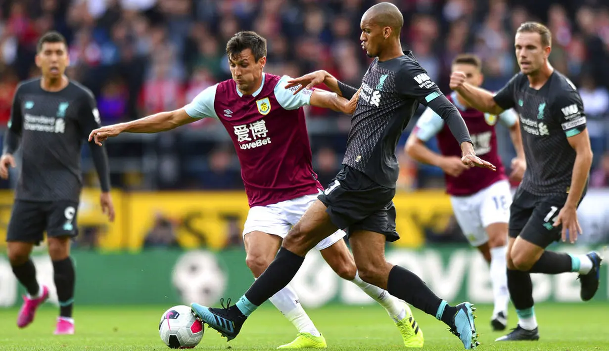 Gelandang Liverpool, Fabinho, berebut bola dengan pemain Burnley, Jack Cork, pada laga Premier League 2019 di Stadion Turf Moor, Sabtu (31/8). Liverpool menang 3-0 atas Burnley. (AP/Anthony Devlin)