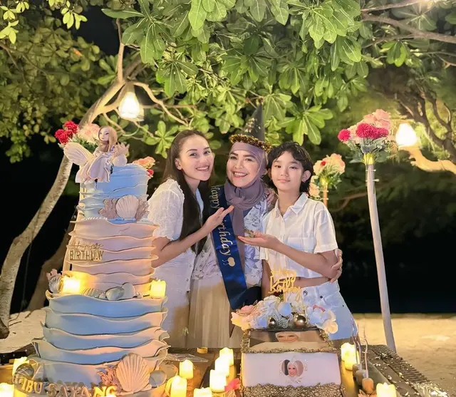 6 Potret Ayu Ting Ting liburan di Kepulauan Seribu ini tampak simpel, sandalnya ditaksir belasan juta