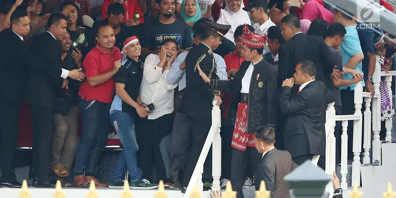 Jokowi Sapa Warga di Luar Istana