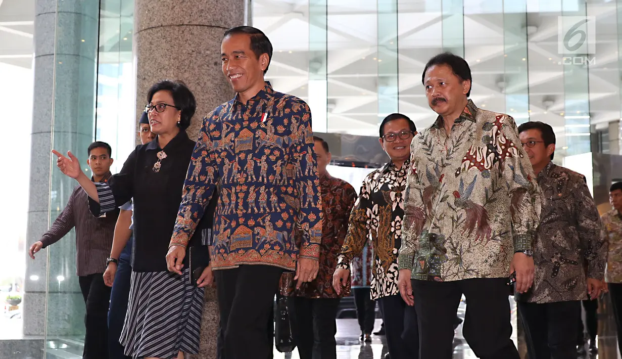 Presiden Joko Widodo bersama Menteri Keuangan Sri Mulyani saat tiba di Bursa Efek Indonsia, Jakarta, Selasa (4/7). Kedatangan Jokowi tersebut untuk melihat pergerakan IHSG pasca Idul Fitri. (Liputan6.com/Angga Yuniar)