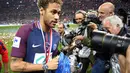 Neymar memegang trofi Piala Prancis 2018 di Stade de France, Saint-Denis (8/5/2018). PSG menang setelah kalahkan Les Herbiers 2-0. (AFP/Damien Meyer)