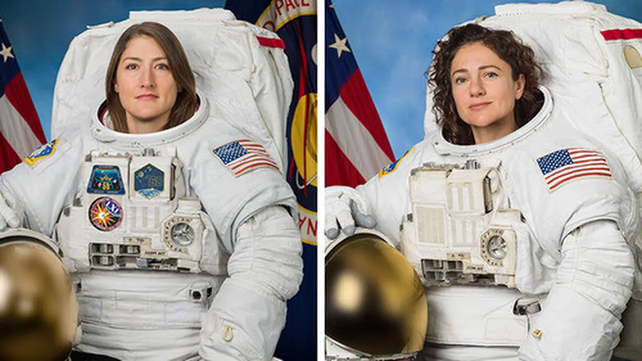 Dua astronaut wanita Amerika Serikat (AS), Christina Koch (kiri) dan Jessica Meir, menuntaskan aktivitas spacewalk di luar Stasiun Antariksa Internasional pada 15 Januari 2020. (NASA)
