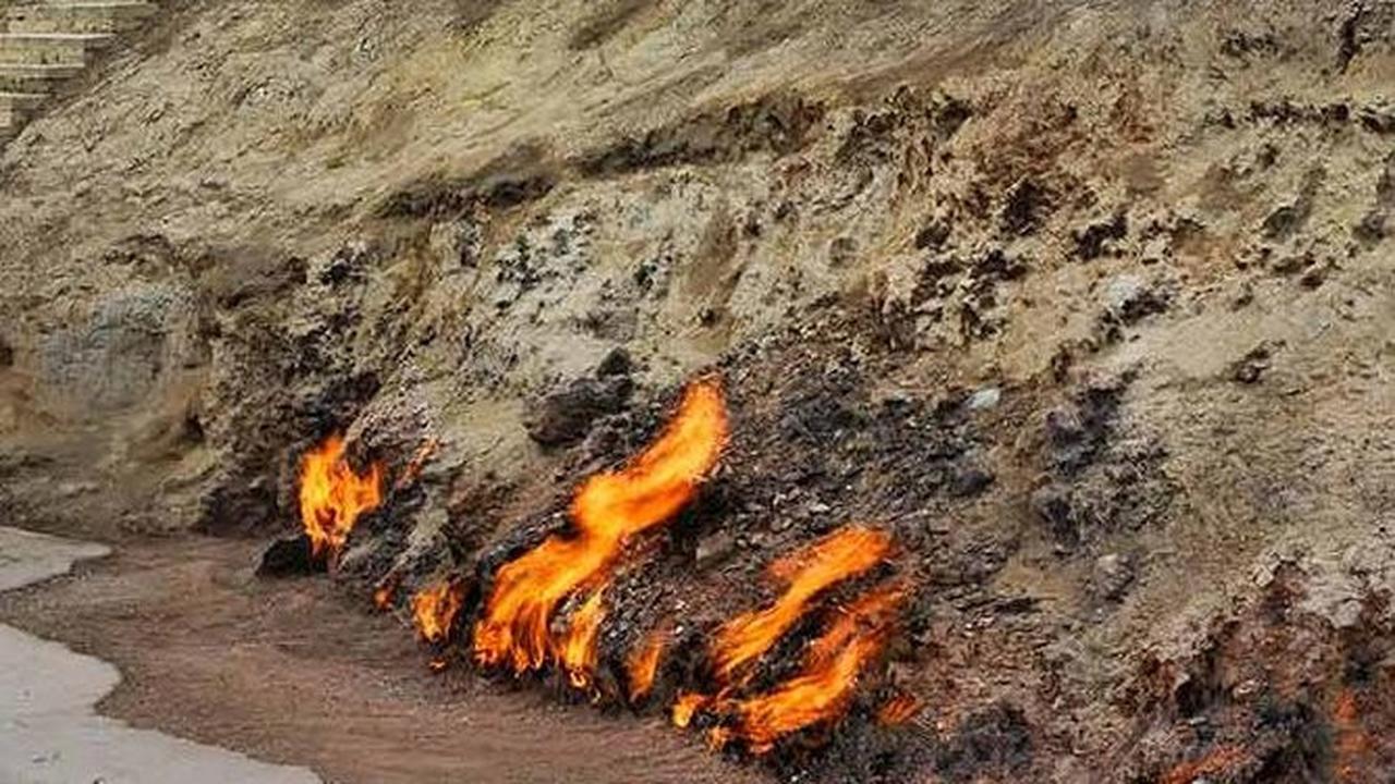 Yanar Dag, sebuah situs api yang menyala sejak 4.000 tahun lalu di Azeribaijan (Wikimedia Commons)