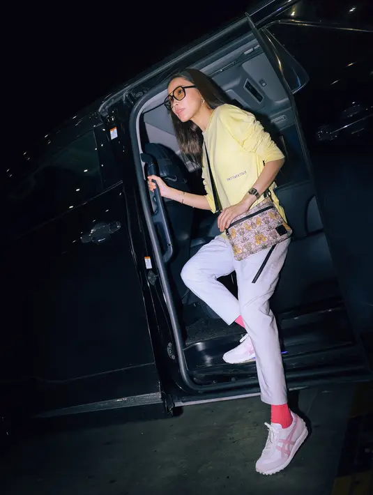 Scha Alyahya terlihat nyaman dengan sweater kuning, sling bag, kaus kaki pink dan EDR 78 shoes [onitsuka tiger]