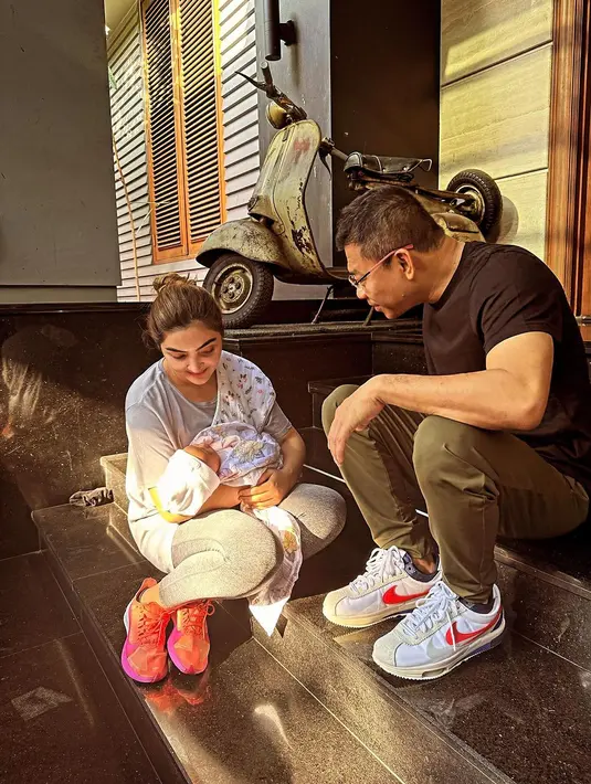 Ashanty dan Anang yang juga berbahagia dikaruniai cucu menyempatkan mampir dan jemur Baby Azura saat jalan pagi. Istri Anang Hermansyah itu tampak bahagia kembali dikaruniai cucu. [Instagram/ashanty_ash]