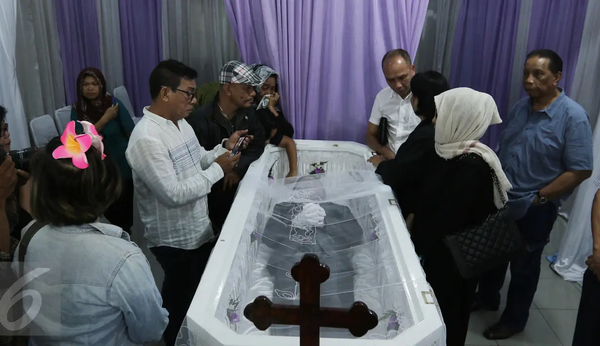 Kerabat dan keluarga saat berada dekat jenazah Bartje Van Houten disemayamkan di rumah duka RS ST. Carolus, Jakarta, Jumat (5/5). Musisi Bartje Van Houten yang merupakan gitaris  band D'Lloyd tutup usia di umur 67 tahun. (Liputan6.com/Herman Zakharia)