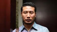 Manajer Persatu Tuban, Fahmi Fikroni, memberikan keterangan pers setelah pertemuan Manajer Tim Peserta Piala Kemerdekaan dengan anggota Tim Transisi Kemenpora di Kantor Kemenpora, Senayan, Jakarta. Jumat (7/8/2015). (Bola.com/Arief Bagus)