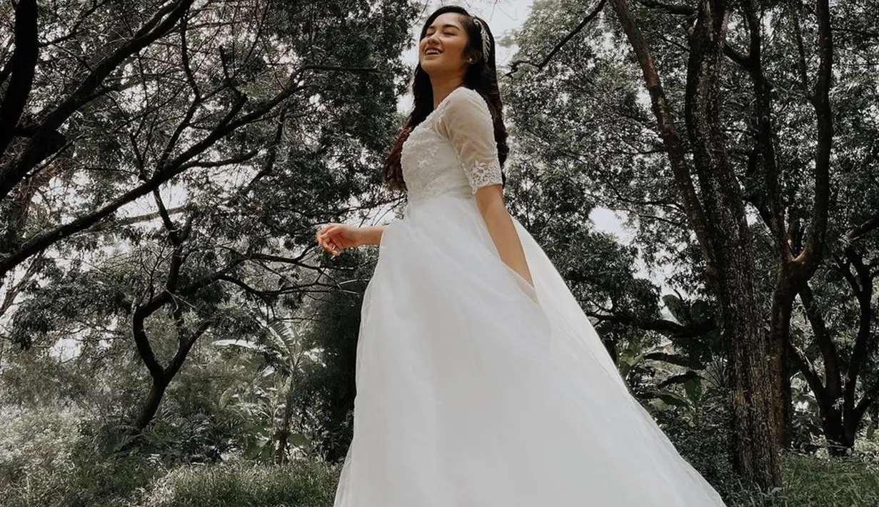 Wanita yang akrab disapa Ochi ini juga terlihat begitu angggun memakai gaun berwarna putih. Rambut yang dibiarkan tergerai serta busana yang terlihat simpel membuatnya semakin menawan. (Liputan6.com/IG/@ochi24)
