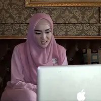 Tiara Dewi Menyebutkan dirinya akan mempertahankan Hijab yang ia gunakan Walau dapat Gunjingan dari Orang Lain.