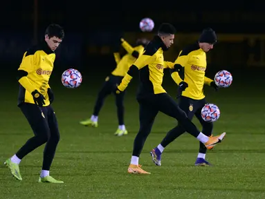 Pemain Borussia Dortmund, Giovanni Reyna (kiri) dan Jadon Sancho menghadiri sesi latihan menjelang pertandingan grup F Liga Champions UEFA kontra Lazio di Dortmund, Jerman barat, Selasa (1/12/2020). Lazio dan Dortmund akan berebut titel juara grup pada matchday kelima Liga Champions. (UWE KRAFT/AFP)