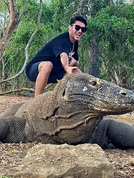 Salah satu tempat liburannya belakangan ini ialah Bali. Memiliki postus tubuh layaknya olahragawan. Ia pun kerap tampil maskulin dengan memamerkan ototnya. Banyak dari penggemarnya pun memuji penampilan Valentino Peter. (Liputan6.com/IG/baravalentino_)