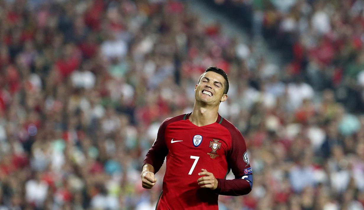 Striker Portugal, Cristiano Ronaldo, tampak kecewa usai gagal membobol gawang Swiss pada laga kualifikasi Piala Dunia 2018 di Stadion Luz, Selasa (10/10/2017). Portugal menang 2-0 atas Swiss.(AP/Armando Franca)