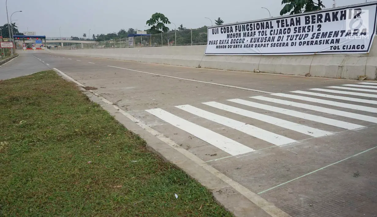 Spanduk pengumuman terpasang sebelum Gerbang Tol Kukusan I di Jalan Tol Cijago Seksi II ruas Bogor-Kukusan, Depok, Senin (17/6/2019). Setelah sempat diuji coba dua pekan, ruas tol yang nantinya menghubungkan jalur Jagorawi-Cinere tersebut kembali ditutup untuk umum. (Liputan6.com/Immanuel Antonius)