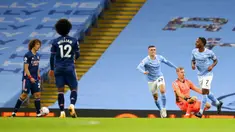 Pemain Manchester City Raheem Sterling (kanan) melakukan selebrasi usai mencetak gol ke gawang Arsenal pada pertandingan Liga Premier Inggris di Etihad Stadium, Manchester, Inggris, Sabtu (17/10/2020). Manchester City menang 1-0. (Alex Livesey/Pool via AP)