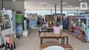 Pedagang saat menunggu calon pembeli di lokasi warung makan yang baru di Pelabuhan Kali Adem, Muara Angke, Jakarta Utara, Senin (13/6/2022).  Pengelola Pelabuhan Kali Adem merelokasi sebanyak 56 pedagang yang sebelumnya menempati dermaga ke lokasi baru. (merdeka.com/Iqbal S Nugroho)