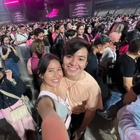 Seperti inilah potret kebersamaan Shenina dan Angga saat nonton BLACKPINK. [Foto: instagram.com/shenacinnamon]