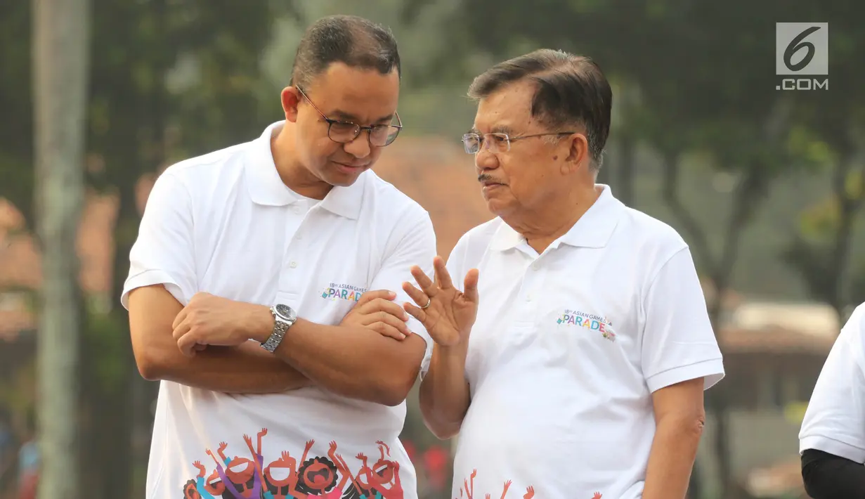 Wakil Presiden Jusuf Kalla berbincang dengan Gubernur DKI Anies Baswedan saat melepas parade Asian Games 2018 di Monas, Jakarta, Minggu (13/5). Parade Asian Games 2018 digelar di dua kota, Jakarta dan Palembang. (Liputan6.com/Arya Manggala)